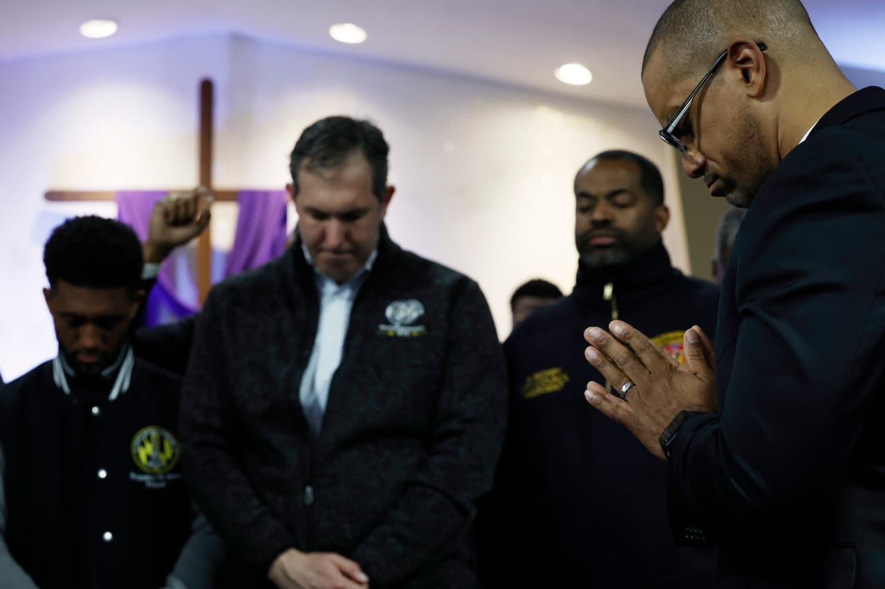 Una amiga suya, Lily Ordoñez, le ayuda a hacerse entender, y a afirmar que no ha sido buscada por ningún político local, estatal o nacional para recibir ayuda.