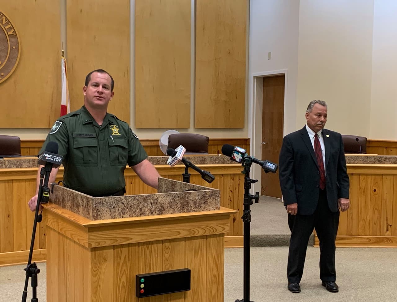 El Sheriff Gator DeLoach, dijo que el acusado se encontraba bajo el efecto de las drogas y tenía un largo historial criminal en el condado Alachua. Ahora enfrenta dos cargos por asesinato en primer grado.
<br>