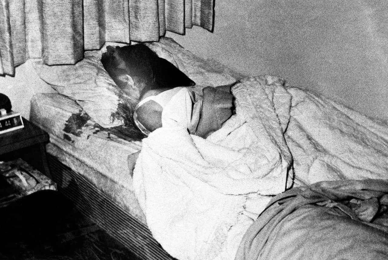 En julio de 1979 el jurado lo declaró culpable y el juez Edward Cowart lo condenó a la silla eléctrica. Cuando ya esperaba por el cumplimiento de la sentencia, el estado de Florida decidió juzgarlo por el asesinato de Kimberly Leach, la niña de 12 años de Lake City. La imagen es una de las evidencias del juicio, el cuerpo sin vida de una de las estudiantes de la Universidad de Florida.