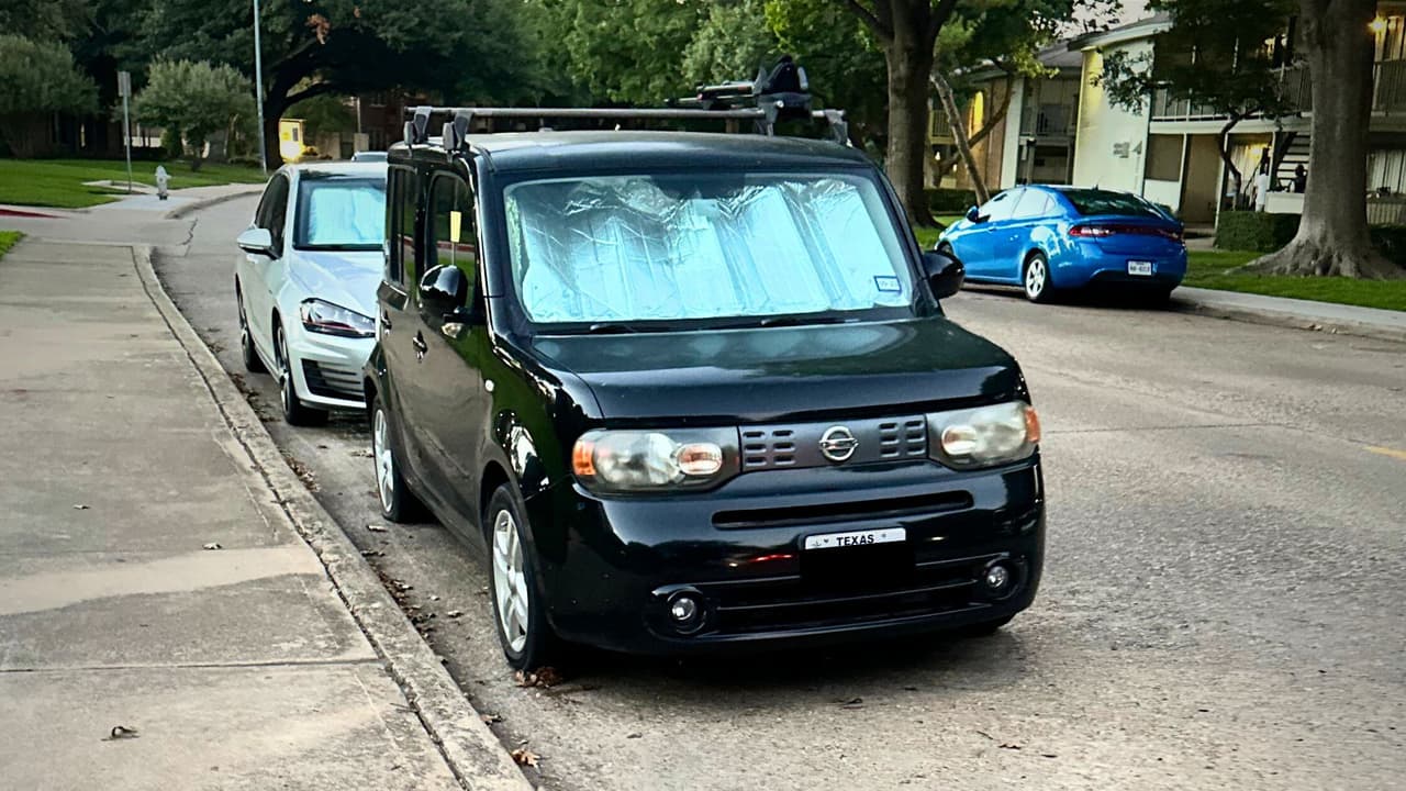 Una fotografía muestra el auto en Shady Brook Ln.