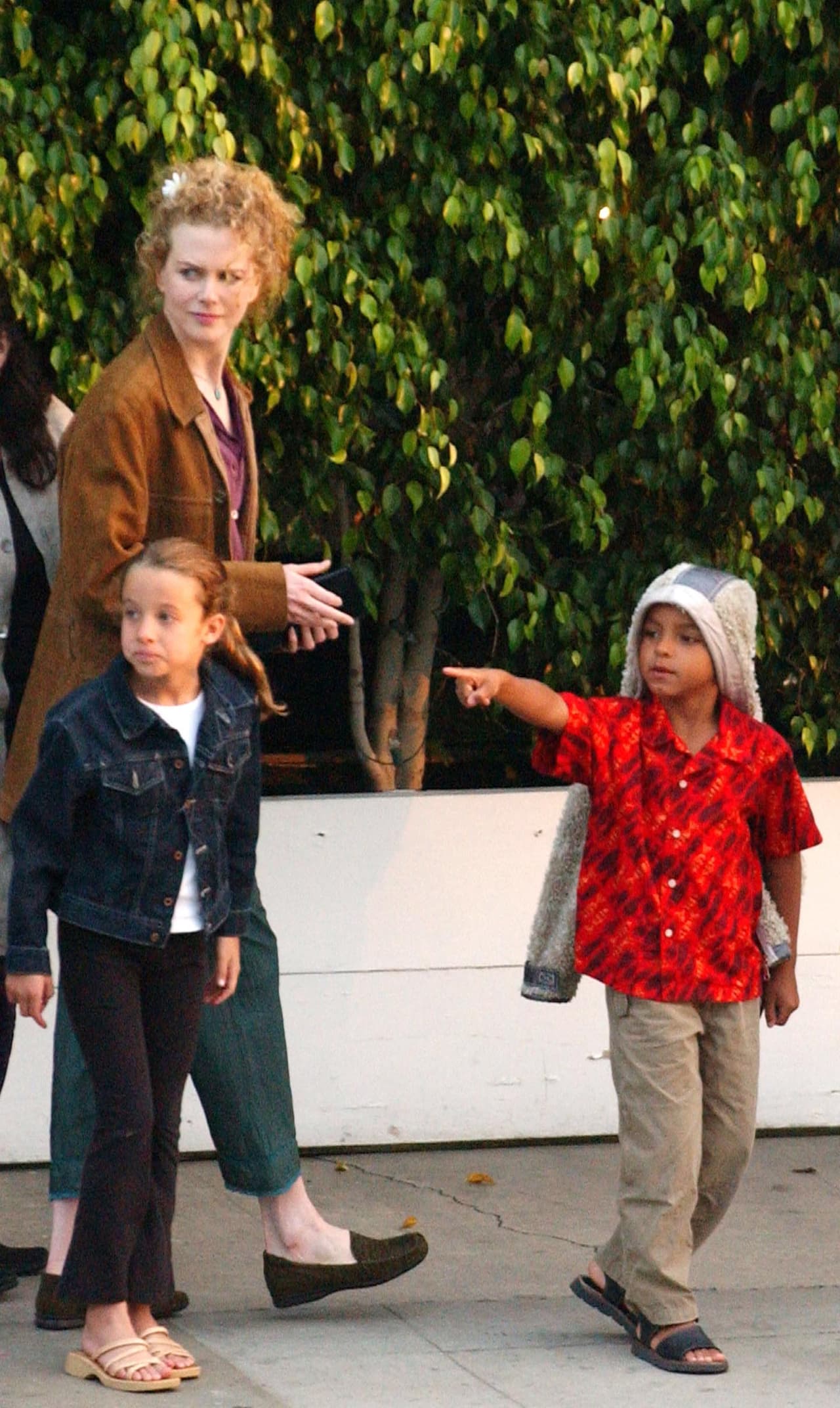 Cuando tenía 41 años,
<b>Nicole Kidman</b> dio a luz a su primera y única biológica, Sunday Rose y a través de vientre de alquiler amplió la familia con Faith Margaret. En la foto la vemos con Isabell y Connor.