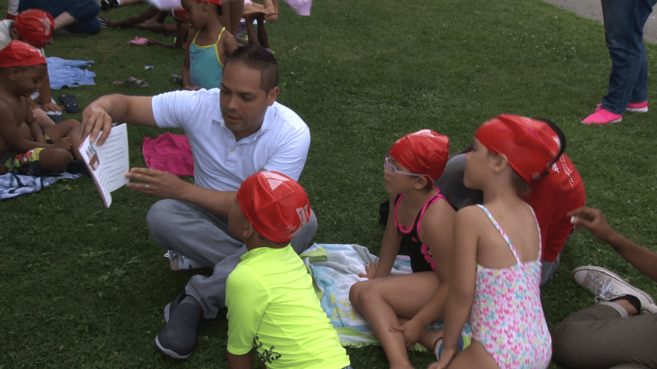El locutor de La X tuvo la oportunidad de compartir con los niños en el Día de Lectura del campamento.