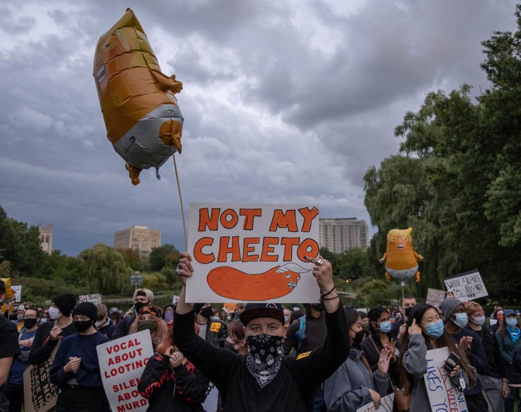 Manifestantes del grupo Black Lives Matter, que lucha contra la violencia policial contra los afroestadounidenses, en Wade Park, Cleveland, Ohio. La protesta tiene carteles con consignas en contra del presidente Donald Trump mientras la ciudad se prepaa para el primer debate presidencial organizado por la Universidad Case Western Reserve y la Clínica Cleveland.