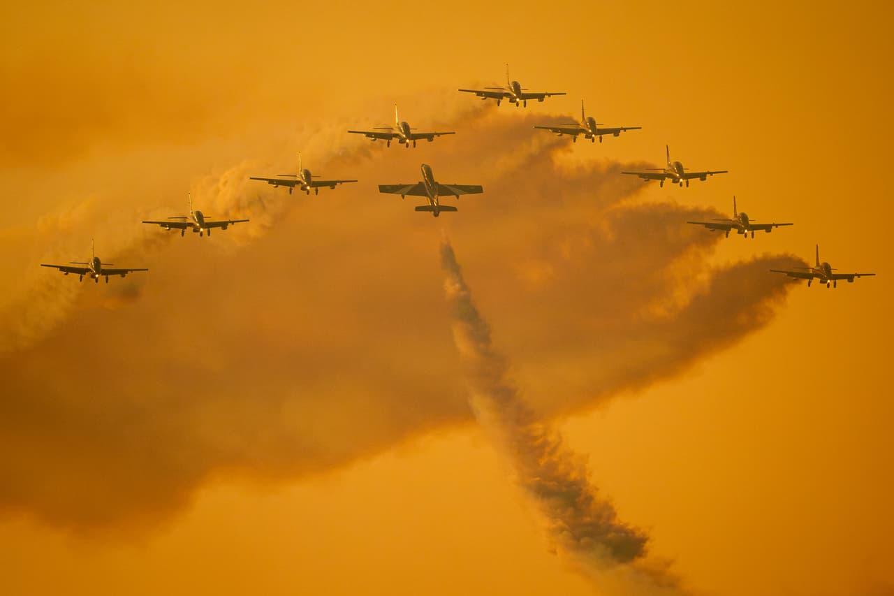 El equipo acrobático Frecce Tricolori de la Fuerza Aérea Italiana realiza una exhibición aérea el primer día del Show Aeronáutico Internacional BIAS, en Bucarest.