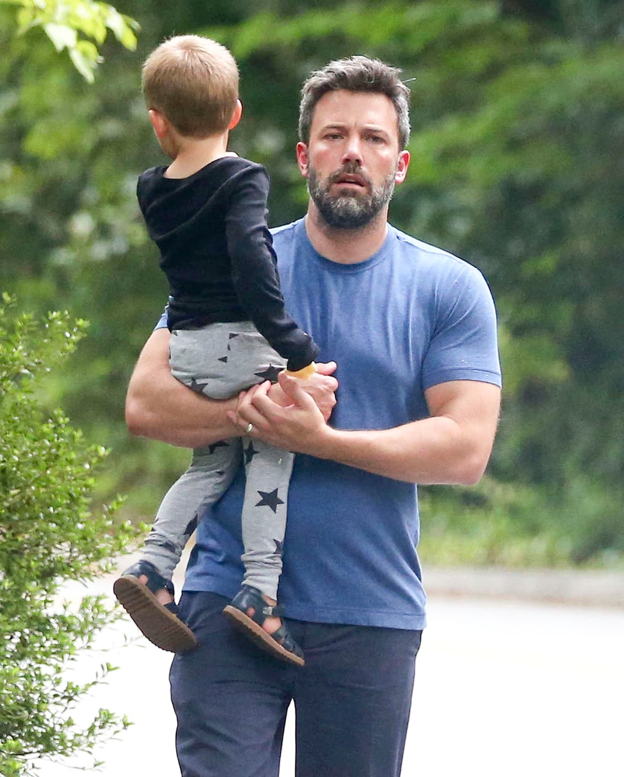 Ben Affleck de paseo con su hijo Samuel.