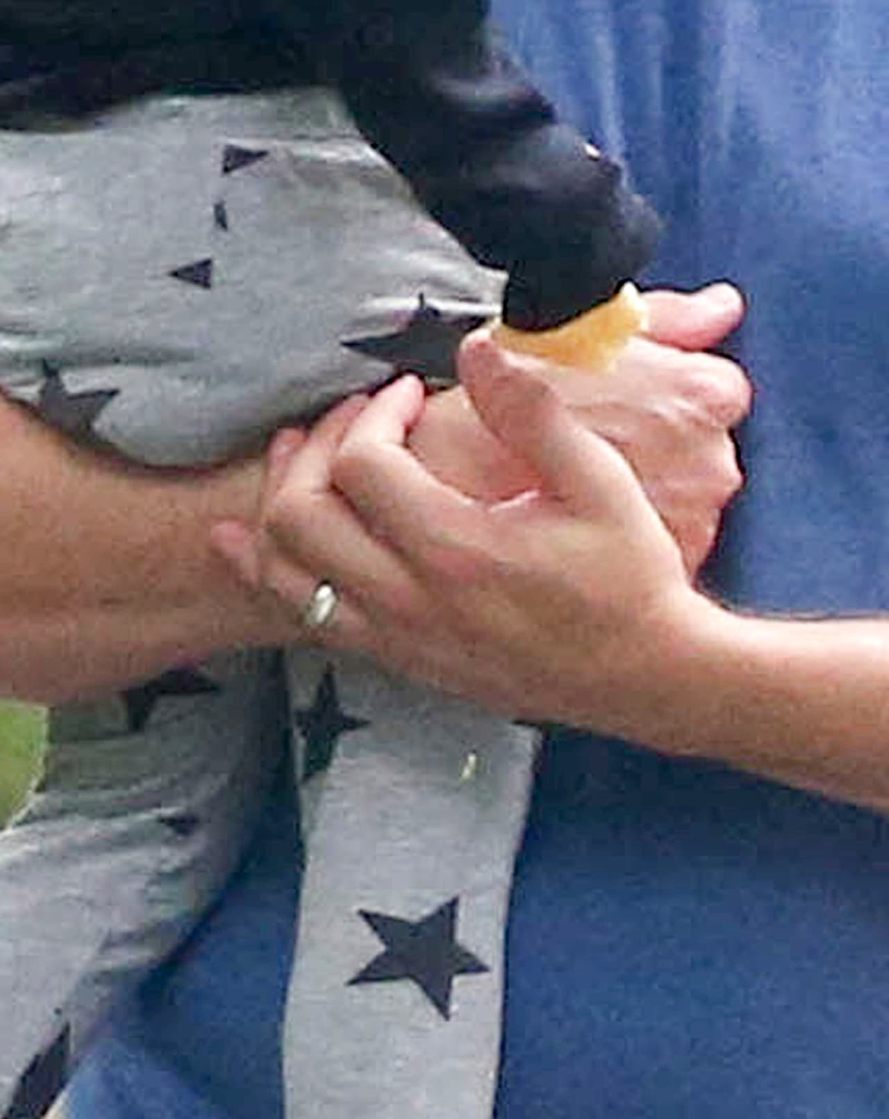 Todavía usa su anillo de matrimonio.