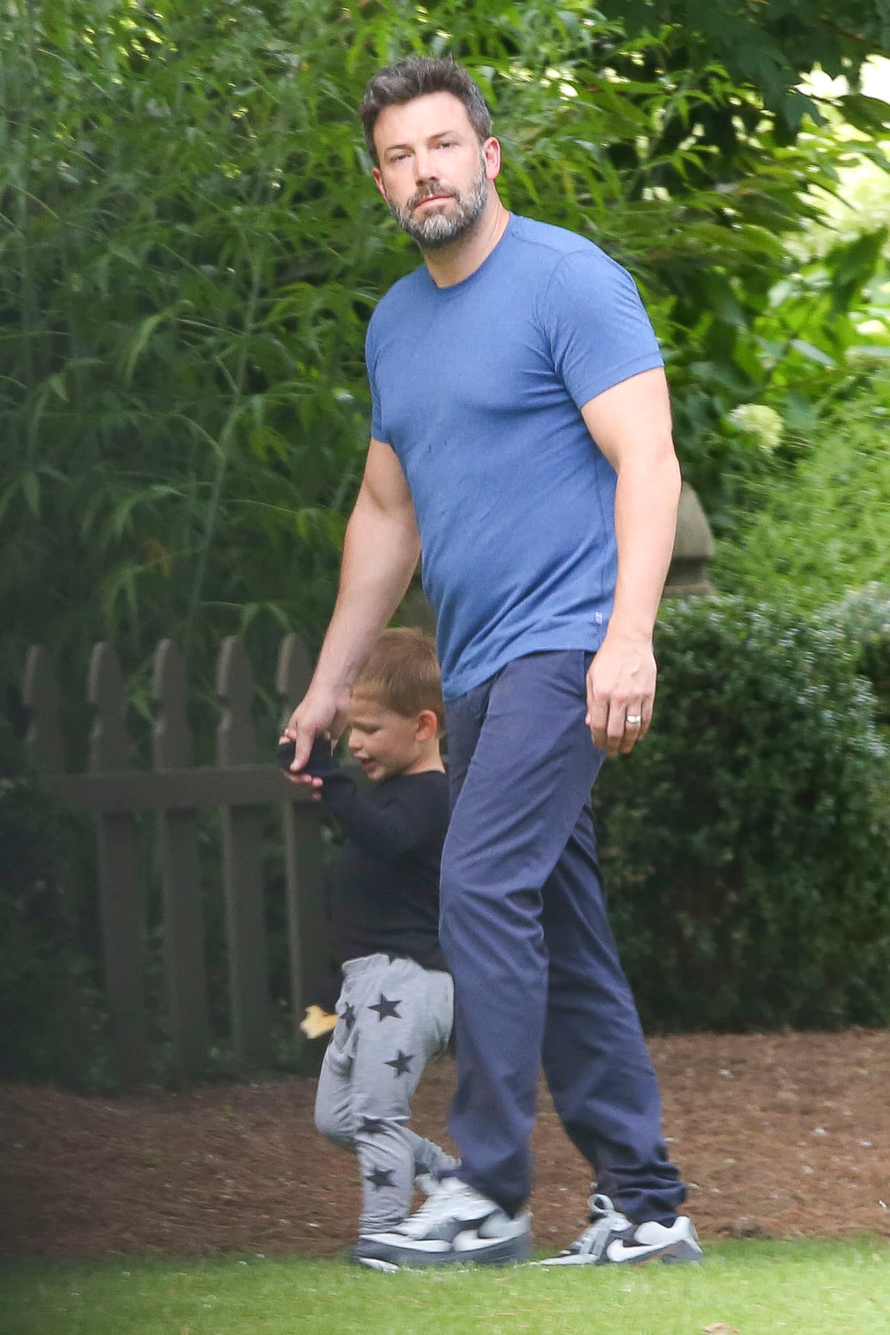 Ben Affleck de paseo con su hijo Samuel.