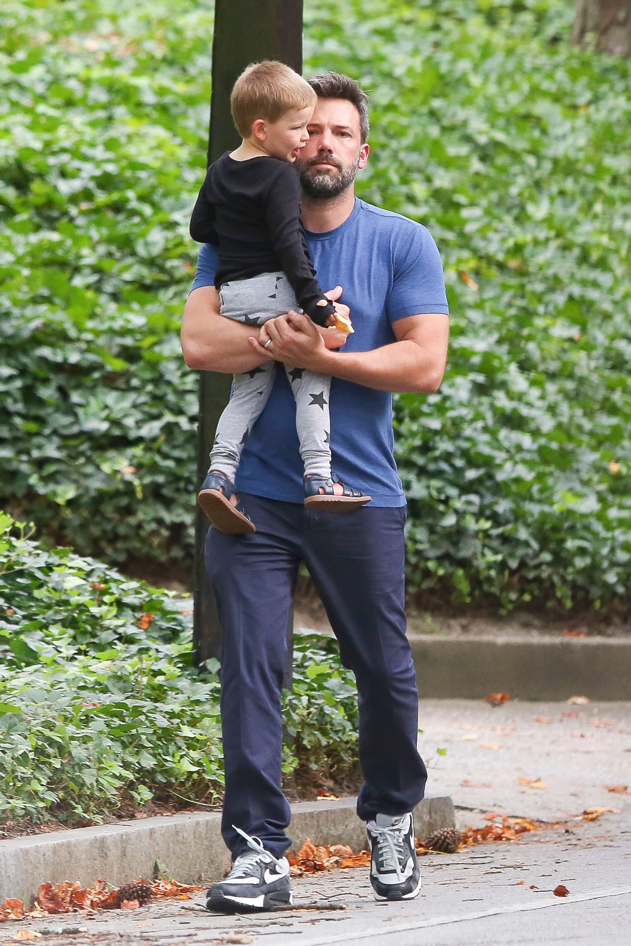 Ben Affleck de paseo con su hijo Samuel.