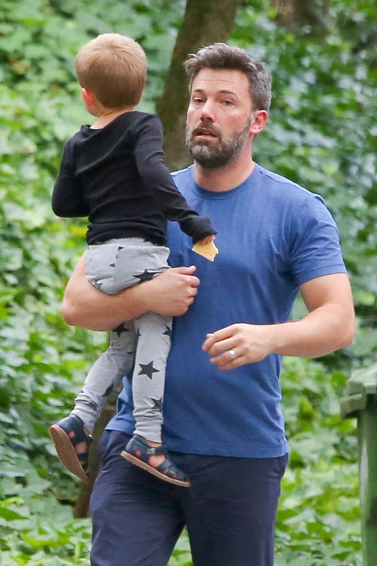 Ben Affleck de paseo con su hijo Samuel.