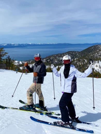 Y de fondo, las postales que muestran son sin duda fuera de serie.