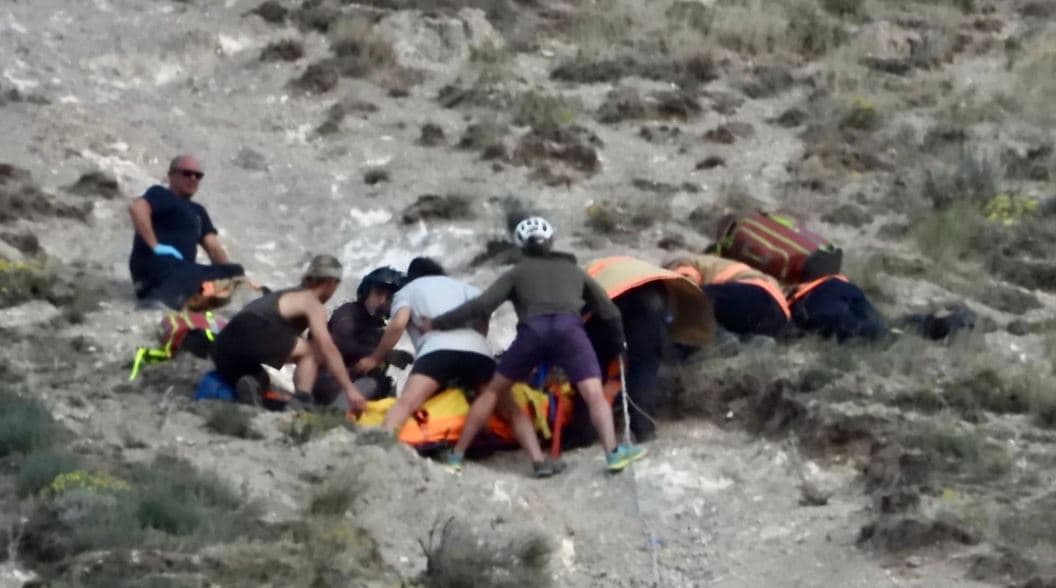 Equipo de rescate voló para llegar hasta el lugar del accidente y pusieron en una camilla a la persona que se encontraba con múltiples lesiones.