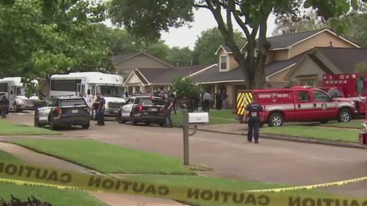 De acuerdo a la 
<b><a href="https://twitter.com/houstonpolice/status/1388183787599810560" target="_blank">policía de Houston</a></b> se lograron rescatar por lo menos 90 personas.