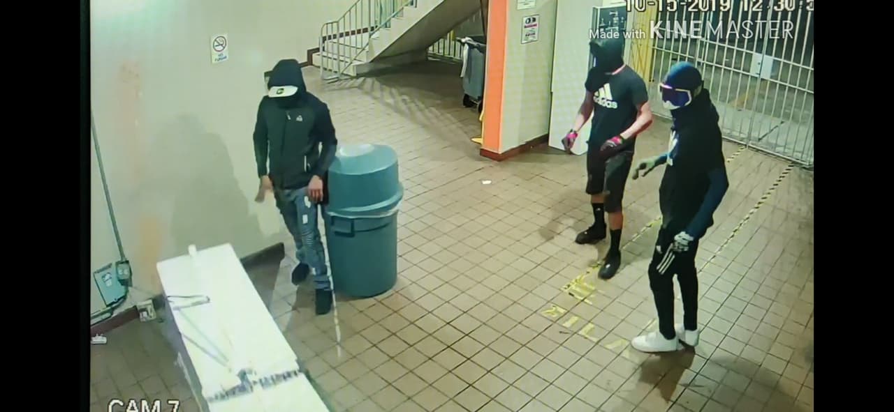 Los sujetos llegaron en una guagua pick-up Ford F-150 color dorada y negra, amenazaron al guardia de seguridad y utilizando cadenas amarraron y desprendieron la máquina ATM para montarla en el vehículo.