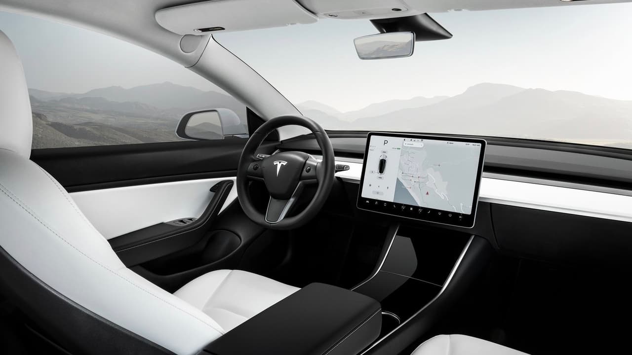 El diseño del interior del Tesla Model 3 es minimalista al extremo. Todos los controles suplementarios del vehículo se controlan a través de una pantalla sensible al tacto colocada en el centro de su tablero de instrumento.