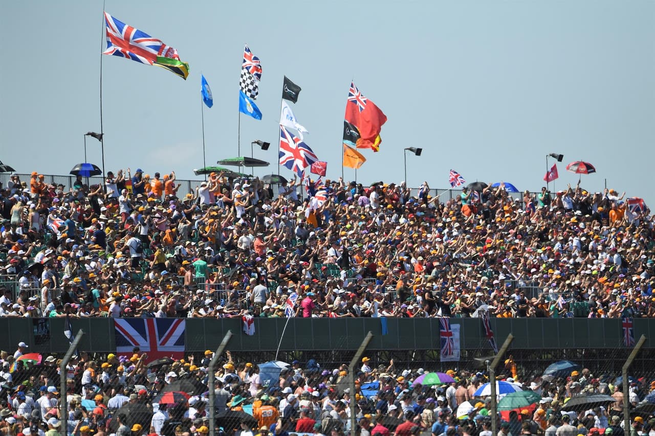 Termina el Grand Prix de Gran Bretaña con un mal sabor de boca. Lewis Hamilton se lleva el podio en casa a pesar de haberle chocado la monoplaza a Max Verstappen de Red Bull y dejarlo fuera de la contienda. Charles Leclerc logra su primer podio en segunda posición y Valtteri Bottas se queda con la tercera plaza. El piloto mexicano Sergio Pérez le roba un punto a Hamilton pero queda en 16.