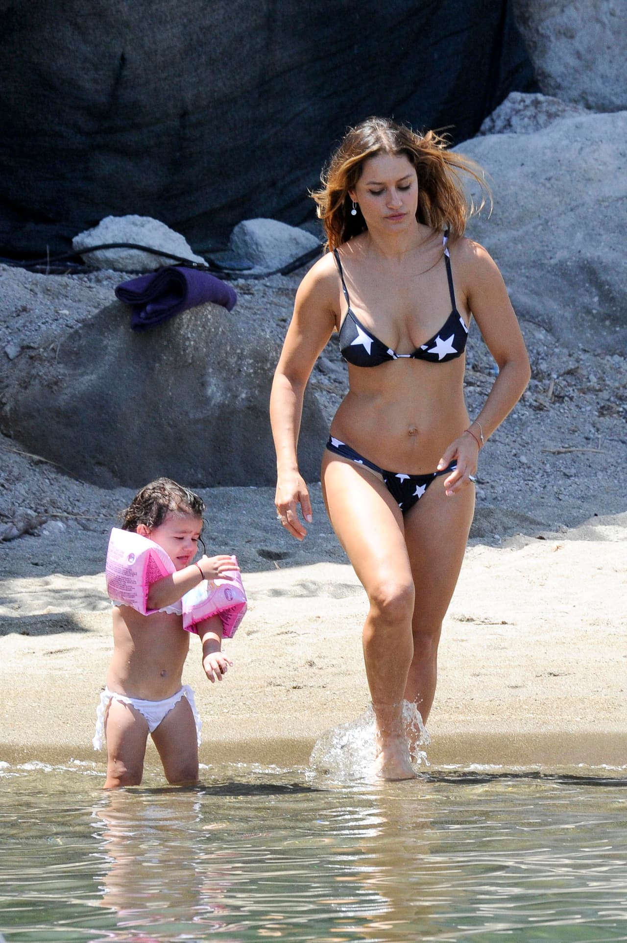 Antes que nada la seguridad, Erin se puso sus flotadores.