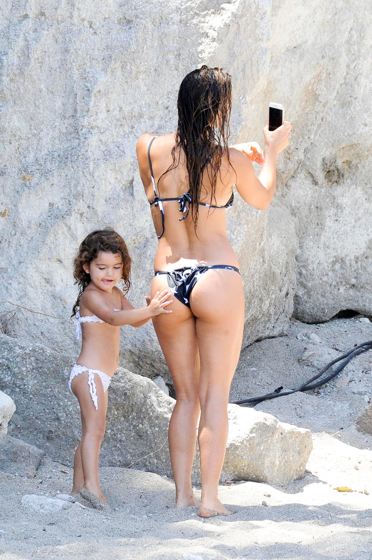 Aquí la pequeña Erin muy coqueta como su mami en bikini.