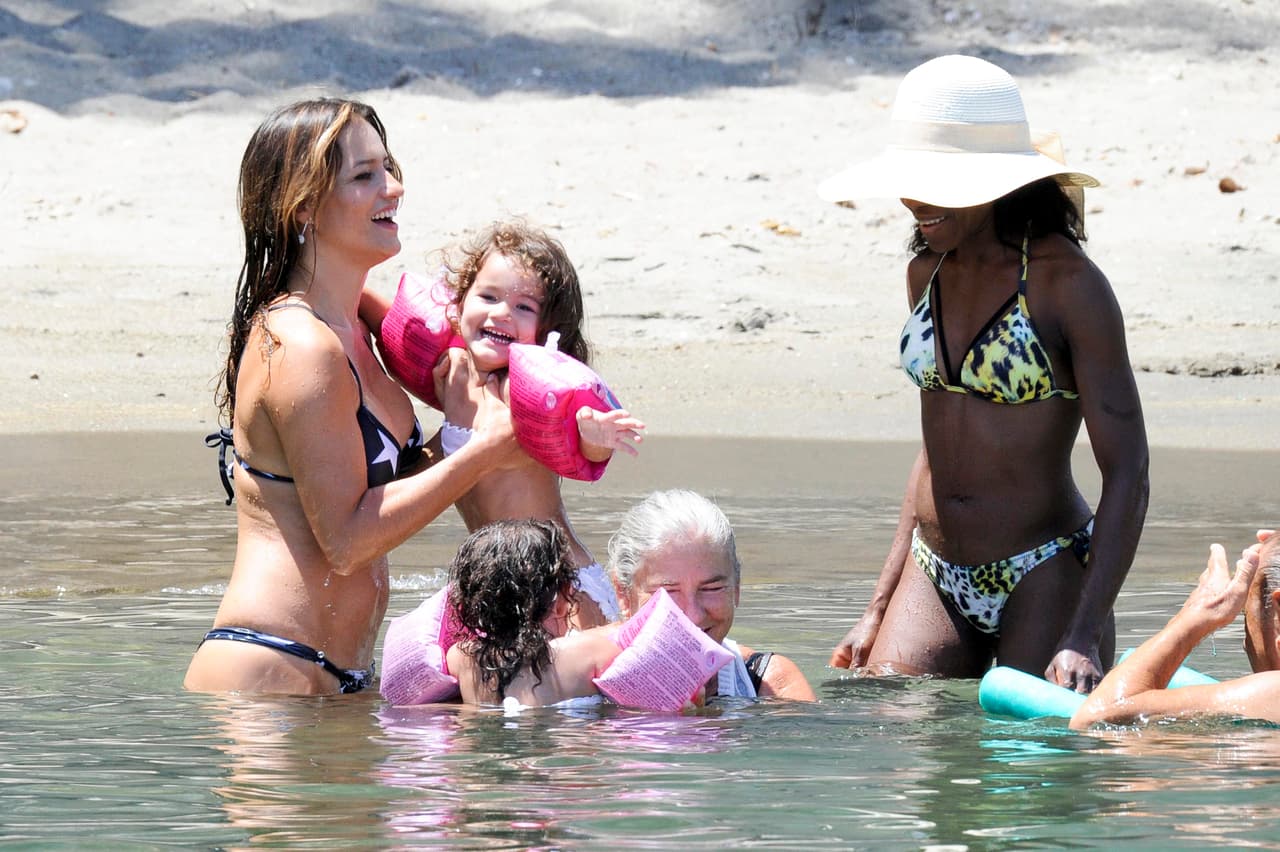 Lola enseñándole a nadar a una de sus hijas.