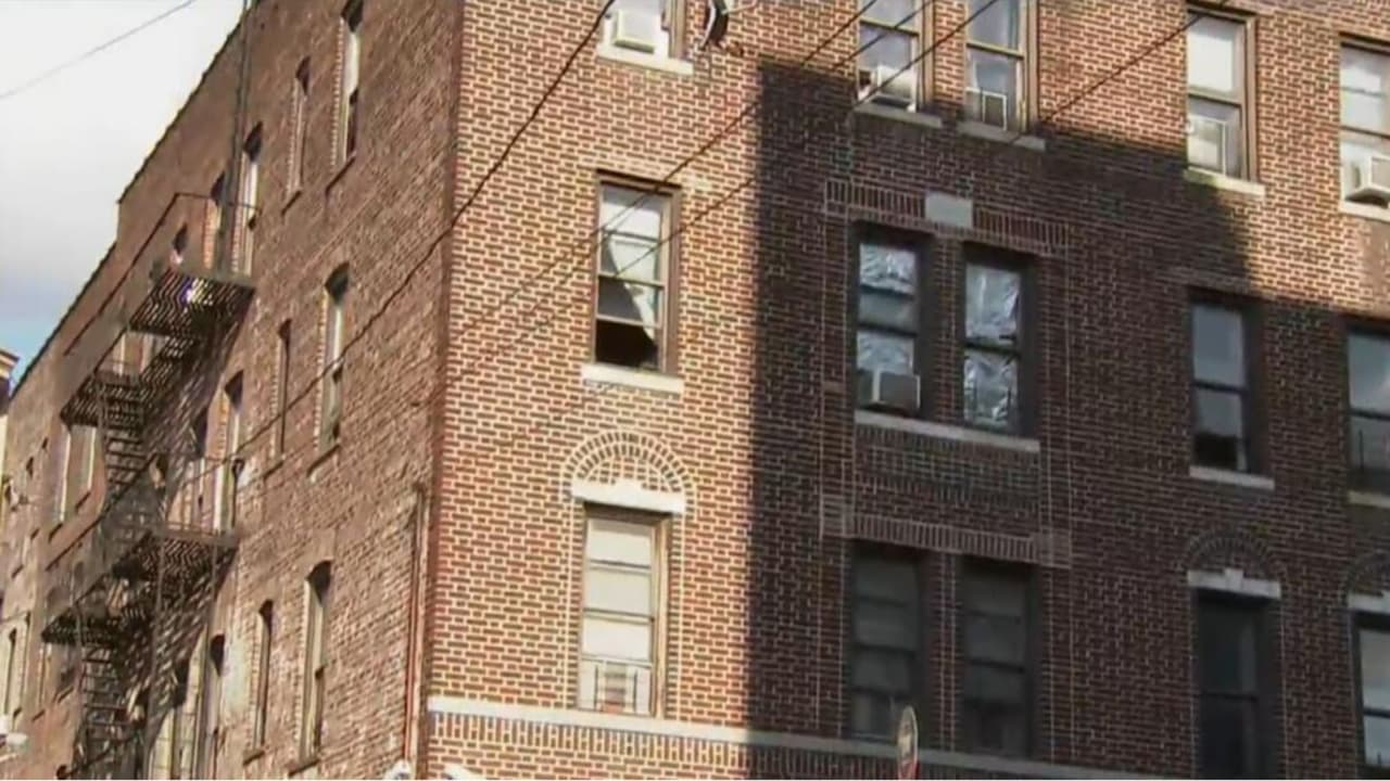 Niño de 4 años cae del quinto piso de un edificio de Brooklyn
