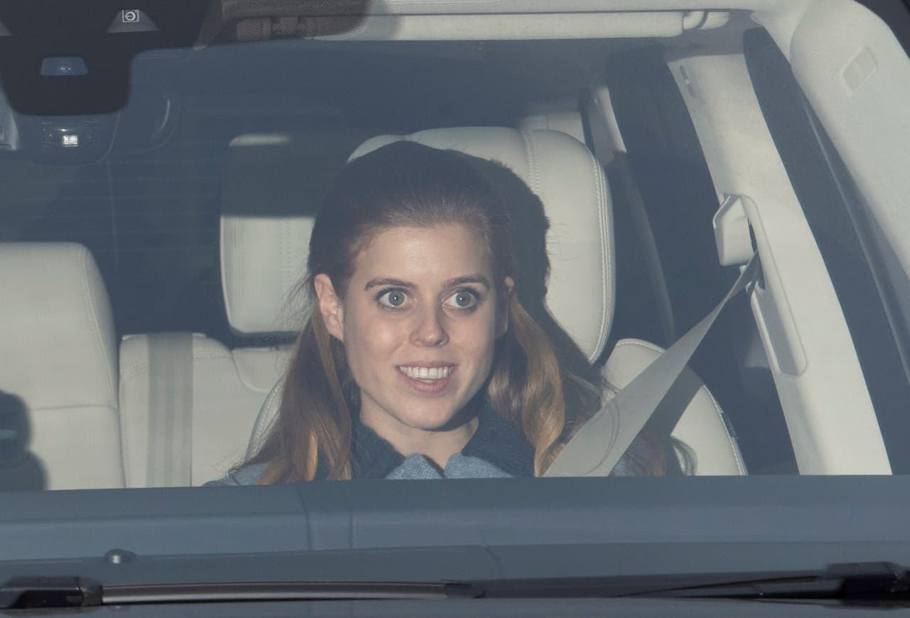 La princesa Beatriz de York, hija del príncipe Andrés y Sarah Ferguson, fue otra de los asistentes al almuerzo navideño.