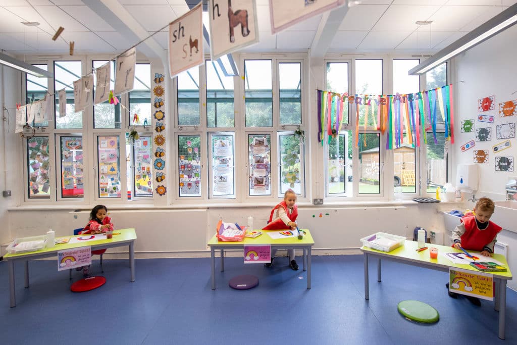 Esto último es importante porque extiende el beneficio a las personas que están 
<b>cuidando a personas mayores o adultos con discapacidades </b>(no solo hijos, pueden ser sus hermanos), así como, por ejemplo, a los contribuyentes que reclaman a familiares ancianos como dependientes y que pagan por su cuidado.