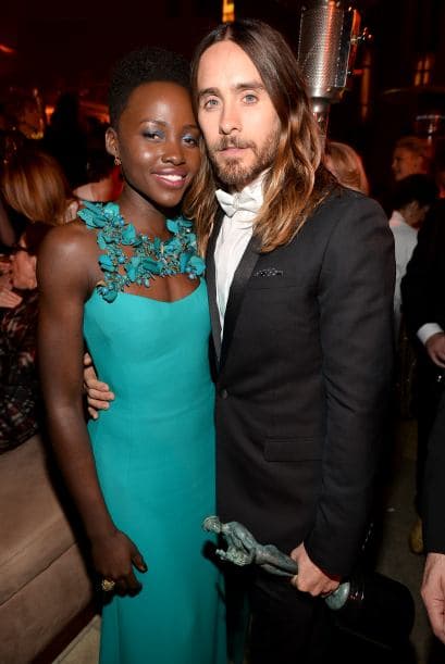 Con Jared Leto, quien ha ganado también muchos premios a Actor de Reparto esta temporada. Mira aquí lo último en chismes.