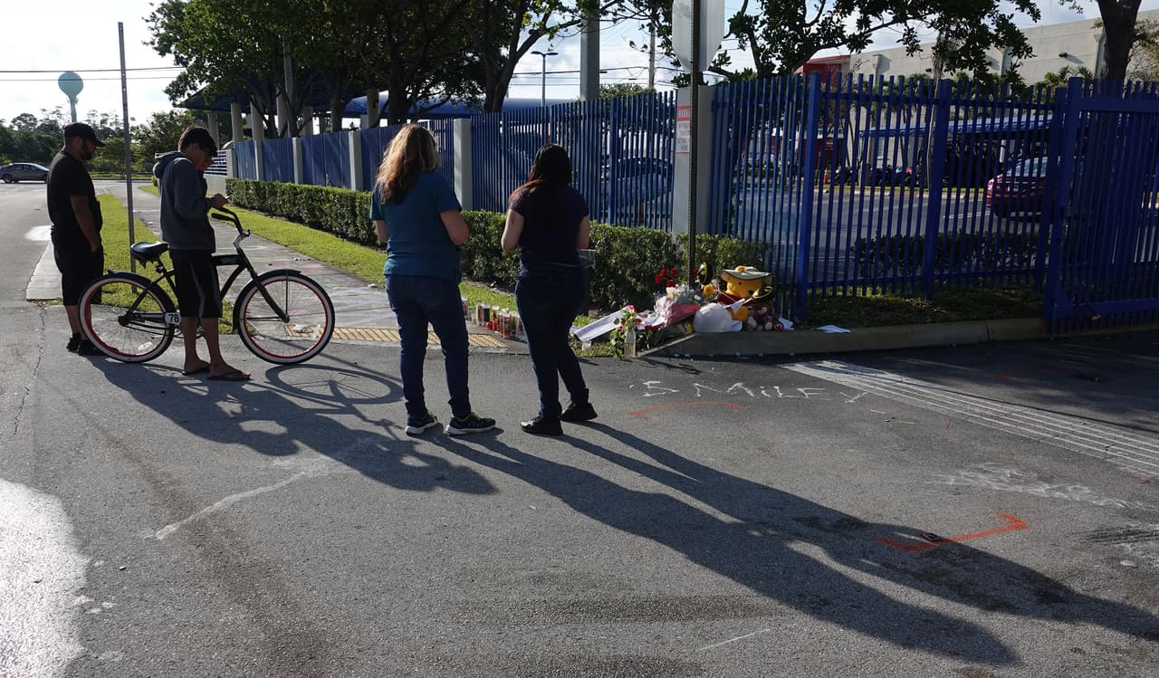 El joven artista fue abatido muy cerca del lugar donde creció, Lauderhill, a unas 30 millas al norte de Miami. Sus seguidores llevaron velas, flores y osos de peluche al lugar donde ocurrió la tragedia.