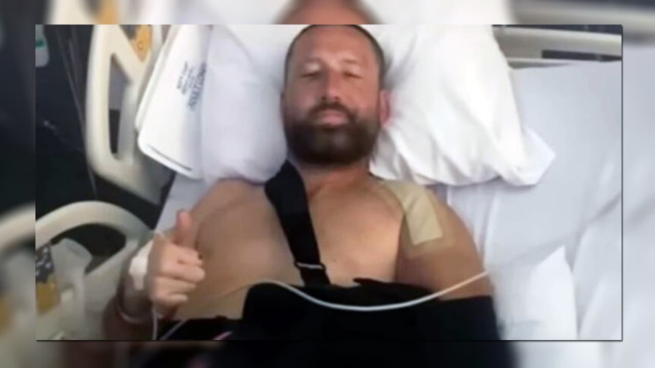 Tomó un taxi para ir a comprar tabaco, cuando se bajó del auto lo golpearon y despertó en una zanja gravemente herido.