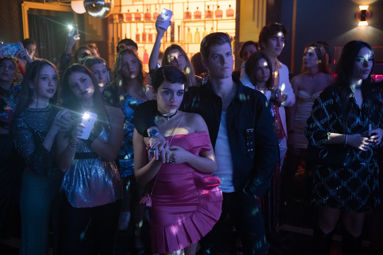 <b>Ari</b> es la hija mayor de Benjamín, el director de Las Encinas, por lo que ronda los 18 años de edad y curiosamente la actriz que le da vida, Carla Díaz, tiene 23 años (igual que Manu, su supuesto hermano menor).