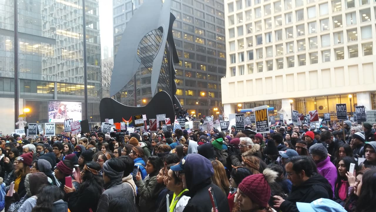 Desde antes de las 3 pm, la hora en la empezaba la convocatoria, cientos de personas empezaron a congregarse en este plaza localizada en pleno corazón de Chicago.