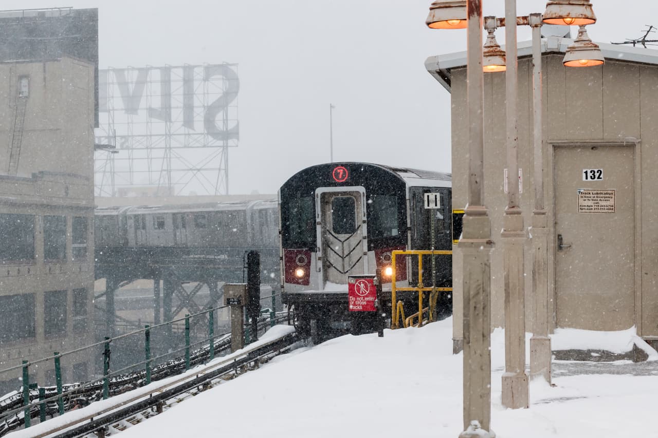 Los trabajadores dicen que funcionan tan bien como los nuevos trenes de lujo utilizados por otros sistemas de tránsito para limpiar el hielo.