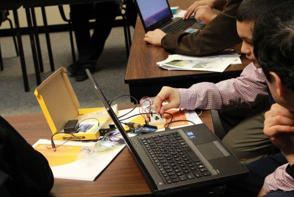 HACEMOS, el grupo de empleados Hispanos de AT&T son quienes organizan este evento para inspirar a estudiantes a seguir una carrera en esta rama. Foto cortesía de AT&T