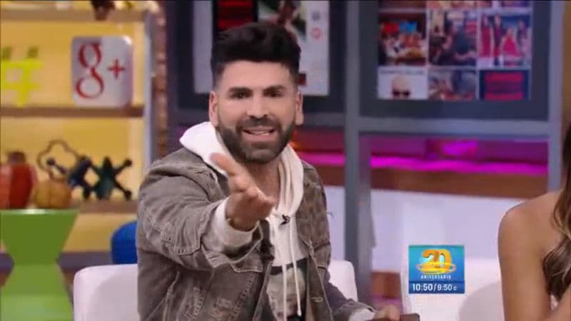 Pero Jomari no se quedó callado y les dijo: “yo les voy a decir una cosa y aquí te va. Yo no voy a dar más mi opinión, yo escucho a todo el mundo porque no me sale gritar la voz y levantarme, no me sale, pero cuando digo algo, de alguien, me cortan inmediatamente para justificarse lo que sea (...) Entonces yo me voy a quedar aquí, yo amo a todo el mundo, bueno, no a todo el mundo, pero no se preocupen si me ven cara de enfadado, pero tengo que estar aquí porque mis jefes me dicen que tengo que estar aquí”.