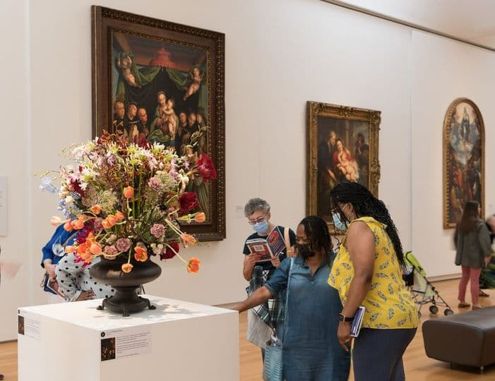<b><a href="https://ncartmuseum.org/series/art-in-bloom-presented-by-pnc/">Art in Bloom en Raleigh (Hasta el 19 de marzo)</a></b>. Más de 50 interpretaciones florales inspiradas en las galerías del Museo de Arte de Carolina del Norte, algunas de más de 10 pies de altura, son creadas en el sitio por diseñadores de clase mundial y exhibidas en todo el edificio oeste del museo.
<br>
<br>
<b><a href="https://goo.gl/maps/XQLMYnZKEjr6M4Xt5">Cómo llegar</a></b>