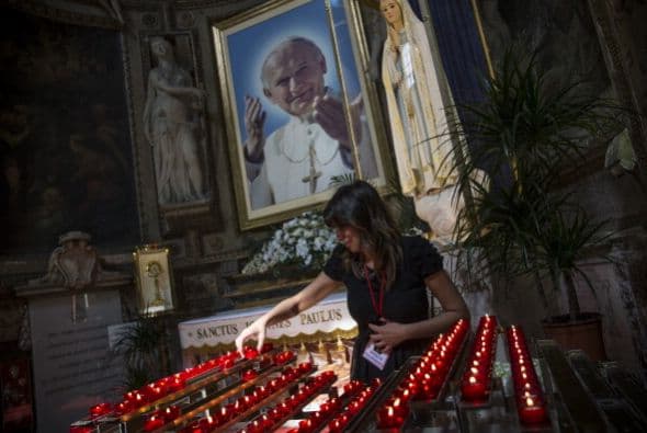 El portavoz de la Santa Sede, Federico Lombardi, anunció la asistencia de Benedicto XVI al acto.