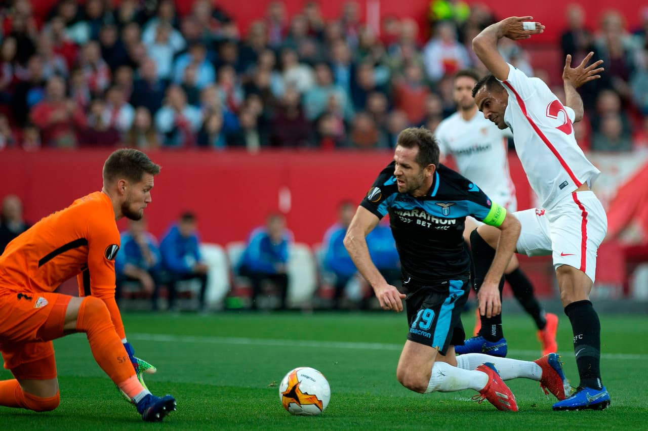 La primera aproximación fue de la Lazio con Senad Lulic que en el área controló y no pudo definir cómodo, preso de la marca de los locales.