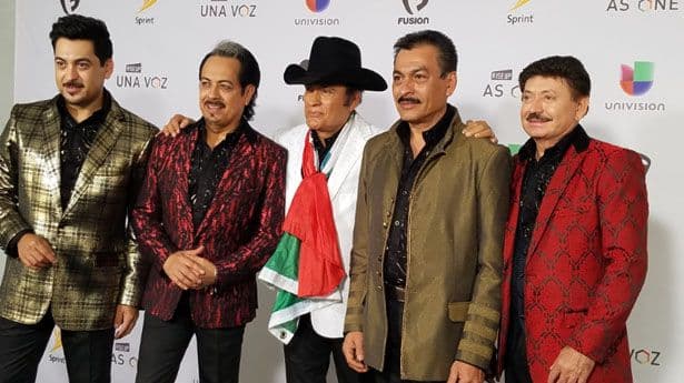 También han vestido de 'chile, mole y de dulce', como en esta imagen durante un evento de Univisión.