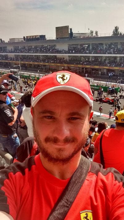 En el año 2009 Quiroz fue protagonista de un hecho polémico. Fue arrestado y
<b><a href="https://www.univision.com/programas/novelas/entre-la-fama-y-el-robo-de-un-jabon-que-paso-con-el-inolvidable-cesarin-de-papa-soltero-fotos#dbdfb3960001" target="_blank"> acusado de robo de un jabón </a></b>para combatir el acné y dos tubos de pastillas vitamínicas en la Ciudad de México. El actor quedó libre ya que pagó una fianza. 
<br>