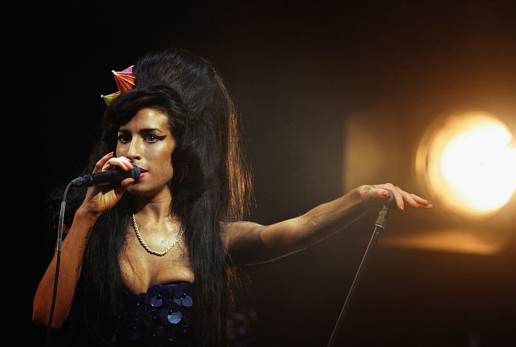 <b>Amy Winehouse:</b> La cantante británica tuvo problemas recurrentes con su visa para Estados Unidos debido a su historial de abuso de sustancias y problemas legales.
