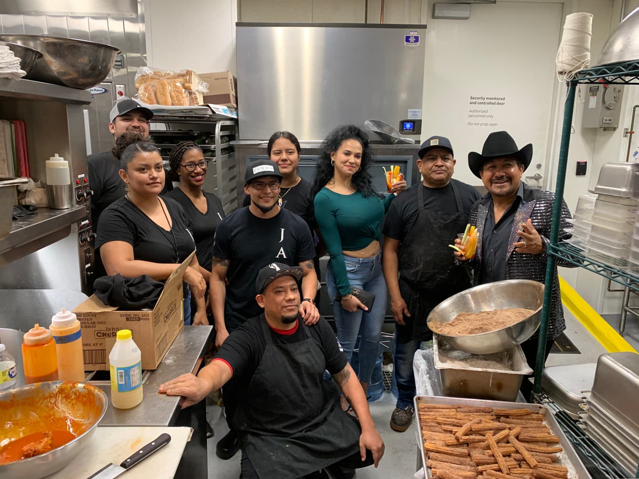 Y hasta se metieron a la cocina de un restaurante donde día a día se escucha su show radial.