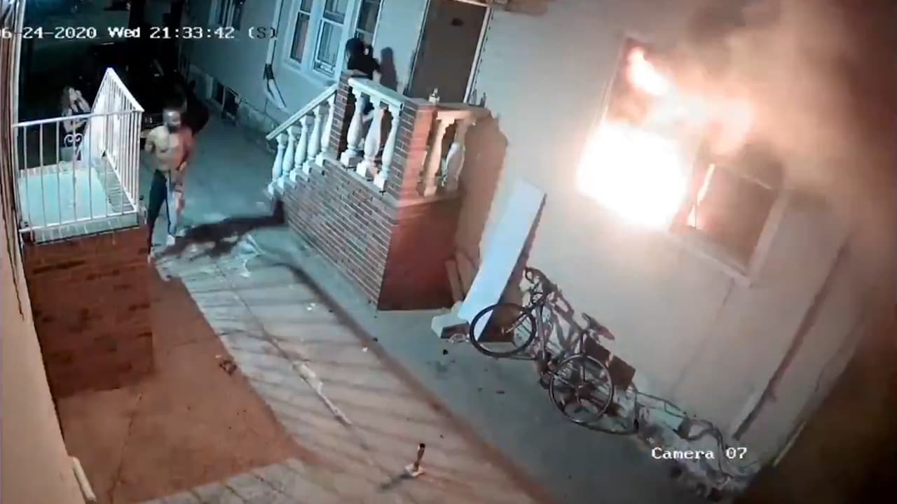 Video muestra cómo una casa se incendia después que fuegos artificiales entraran por una ventana