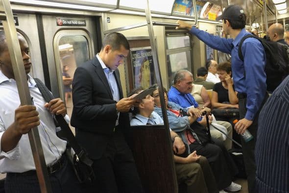 El servicio de transporte público reinició sus actividades en Nueva York, y los tres aeropuertos de la ciudad reabrieron sus operaciones para vuelos de arribo, un día después del pasaje de la tormenta Irene sobre la ciudad.