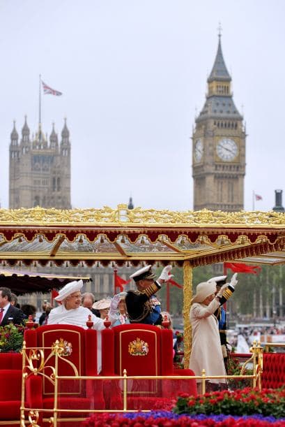 10 MIL FLORES- Fueron los que adornaron la Barcaza Real en la cual se transportó la Familia Real, y claro, la celebrada reina Isabell II.