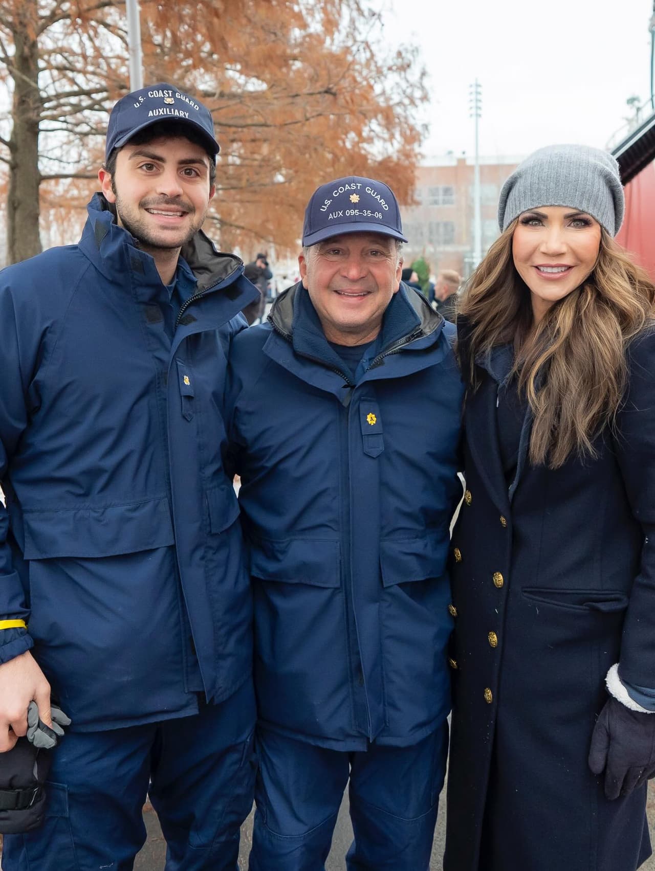 Pese a las tensiones, la ceremonia se desarrolló con su tono habitual, recordando la historia detrás del
<b> “Barco del Árbol de Navidad” original, que en 1912 se hundió en el lago Michigan mientras transportaba 5,000 árboles para familias de Chicago.</b>
<br>
<br>“Sin árbol de Navidad no hay Navidad”, expresó George Kissel, presidente del Comité de Barcos de Navidad, quien destacó que para muchas familias este momento representa el verdadero inicio de la temporada.