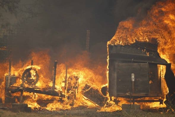 El incendio de Poinsettia, destruyó al menos 400 acres y acabó con dos docenas de estructuras, fue contenido en un 85% la mañana de hoy viernes.