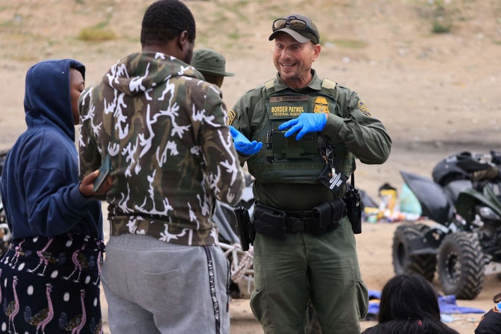 Mientras más cerca están de entrar a territorio estadounidense, la barrera del idioma complica aún más la situación para inmigrantes en busca de asilo en San Ysidro.