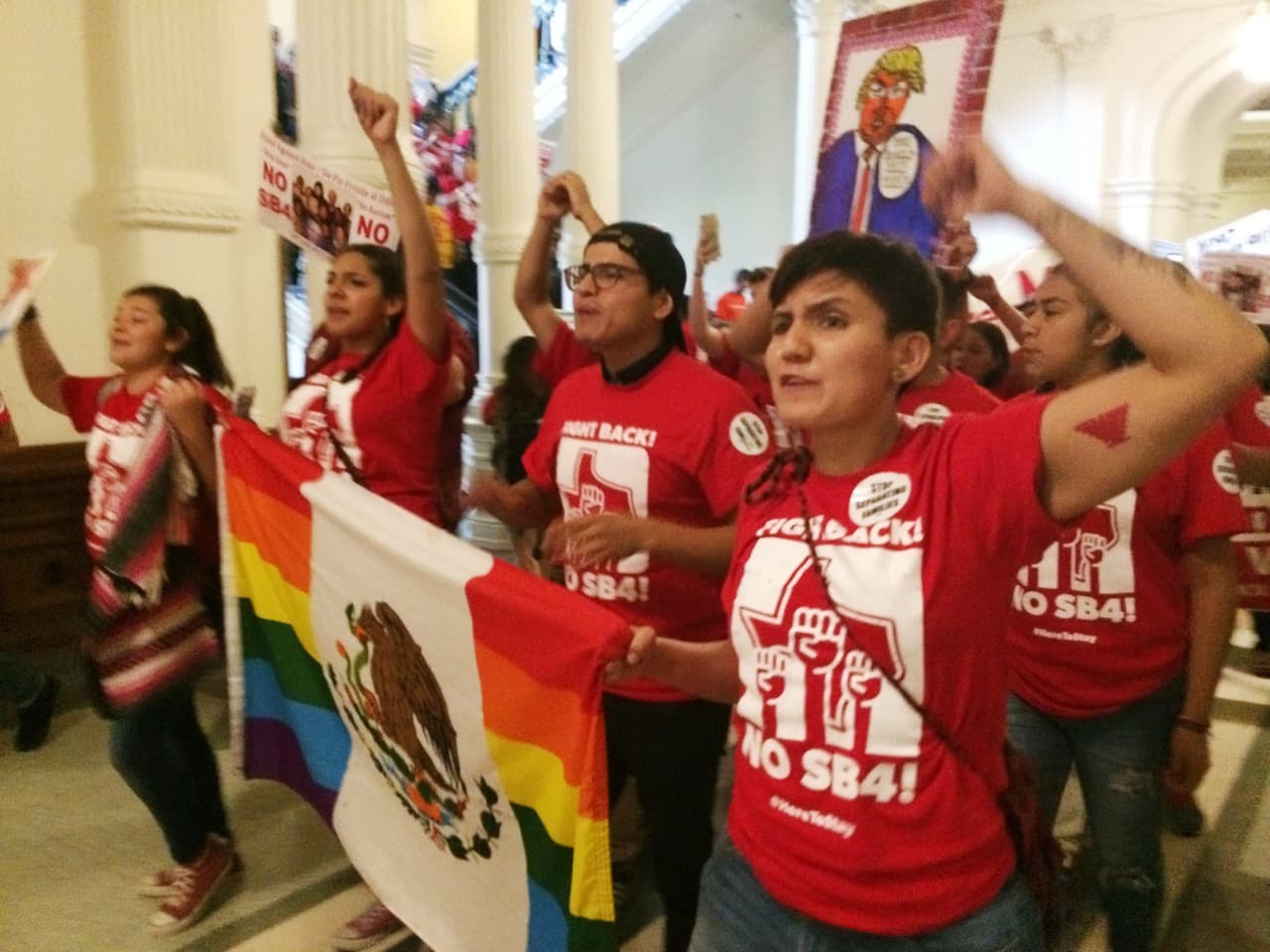 Legislador republicano de Texas, que llamó a ICE para arrestar inmigrantes en el Capitolio, amenazó con disparar a un demócrata