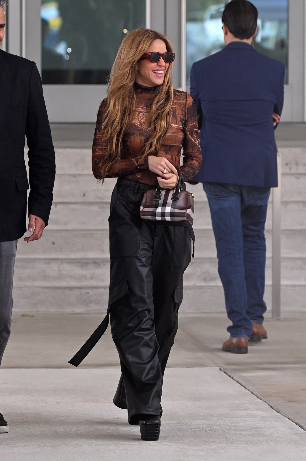 Shakira se muestra sonriente en su última salida pública.