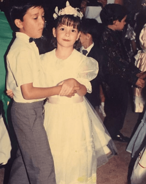 También le gustaba participar en concursos, como en esta ocasión que competía para ser reina de la escuela.