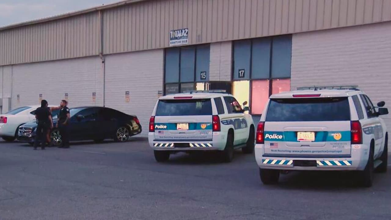 Sospechoso irrumpe en un edificio y se atrinchera al ser descubierto al sur de Phoenix